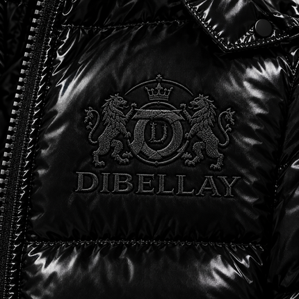 Gros plan du logo DIBELLAY brodé sur le manteau noir